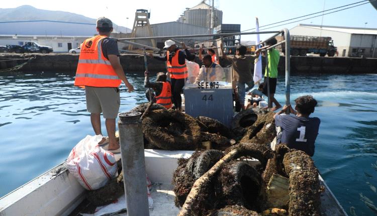 خفر السواحل بحضرموت يطلق مبادرة لتنظيف حوض ميناء المكلا