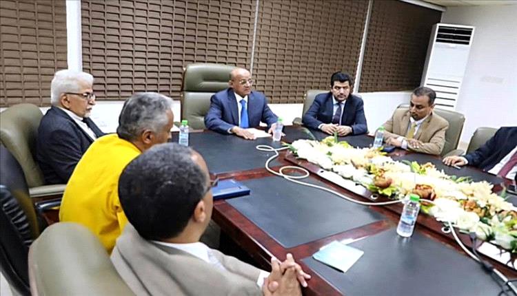 محافظ البنك المركزي بعدن يناقش تطوير الأداء وتعزيز الرقابة المصرفية