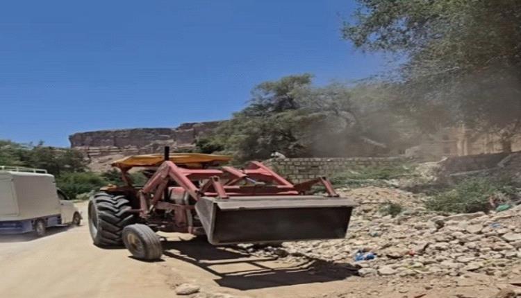 حملة لإزالة المطبات والعوائق على الشارع الرئيسي في دوعن لتحسين السلامة المرورية