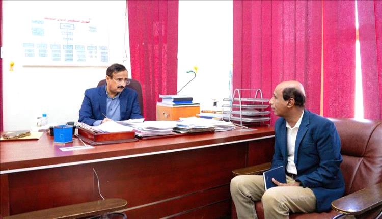 محافظ شبوة يوجّه بالاستعداد لامتحانات النقل ويقرّ صرف حافز للمعلمين