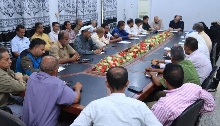 مدير عام دارسعد يناقش أداء المكاتب التنفيذية ويؤكد معالجة عاجلة لمشكلات الكهرباء والصرف الصحي