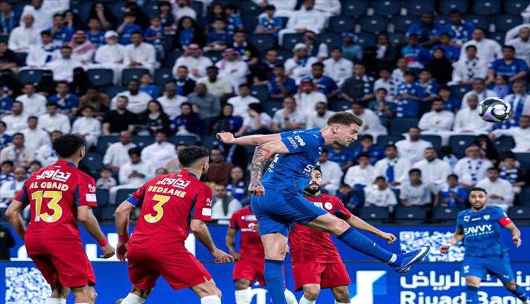 الهلال يواصل مطاردة القمة بفوز صعب على ضمك في الدوري السعودي