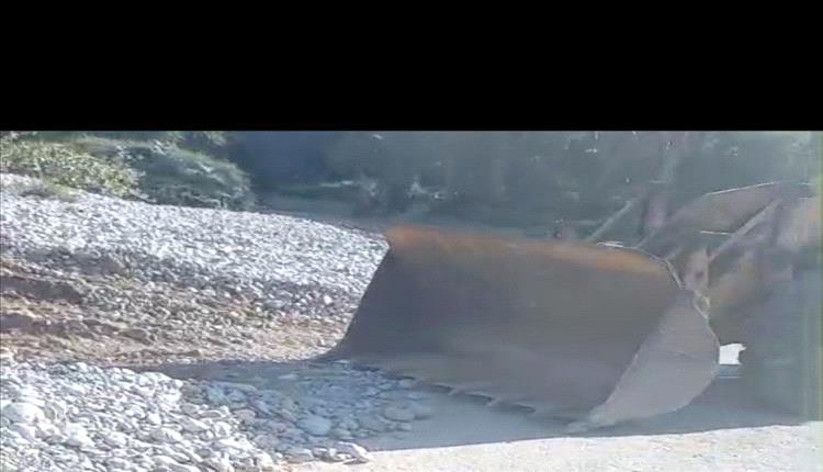 حملة ميدانية في دوعن لإزالة العوائق والمطبات وتحسين سلامة الطريق العام