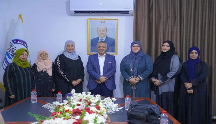 وزير الشؤون الاجتماعية يبحث مع اللجنة الوطنية للمرأة تعزيز الشراكة وتمكين المرأة اقتصادياً وسياسياً