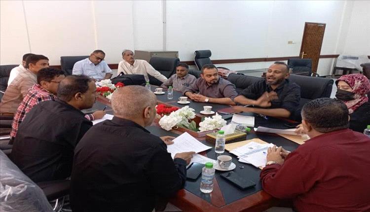 عدن: لقاء تنسيقي بين صندوق النظافة ومركز الإيرادات لتعزيز التحصيل المالي وتحسين الخدمات