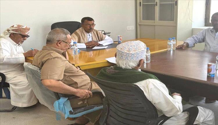 وكيل محافظة المهرة يناقش تسريع تنفيذ مشروع مياه بلحاف وتحسين الخدمات في المهرة