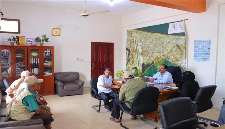 مدير خور مكسر يشدد على تشديد الرقابة على الأسواق وضبط أسعار السلع