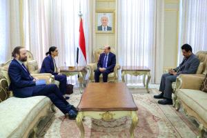 رئيس الوزراء يبحث مع السفيرة البريطانية مستجدات الأوضاع ويدعو لدعم الإصلاحات الحكومية