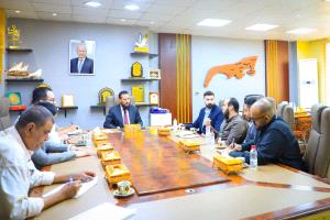 محافظ العاصمة عدن يبحث مع نائب مدير منظمة كير العالمية البرامج التي تنفذها في عدن 