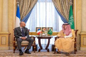 وزير الخارجية السعودي يستعرض مع نظيره الفرنسي المستجدات الإقليمية والدولية