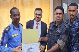 السقطري يكرم "الضابط المثالي" لدوره في الأمن وحركة المرور