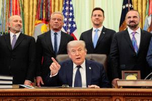 ترمب يعلن تمديد وقف إطلاق النار بين إسرائيل ولبنان ثلاثة أسابيع