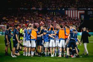 ريال سوسيداد يتوج بكأس ملك إسبانيا بعد فوز مثير على أتلتيكو مدريد