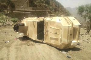 انقلاب مدرعة يسلّط الضوء على تهالك طريق “كربة” بين تعز ولحج