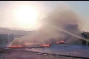 محتجون يقطعون الطريق في قشن بالمهرة ويطالبون بتحسين الخدمات وصرف الرواتب