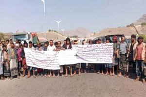 احتجاجات حاشدة تحذر من كارثة بيئية بسبب مصنع الإسمنت