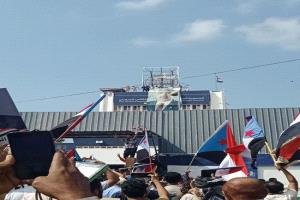 جماهير عدن تعيد رفع صورة الزُبيدي فوق مقر الجمعية العمومية