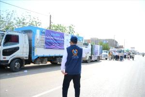 قافلة كويتية تصل المخا لإغاثة متضرري السيول بتعز