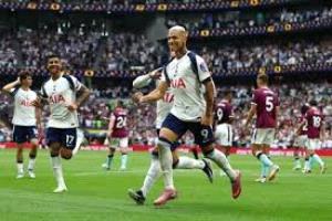 توتنهام يواصل الانهيار.. خسارة أمام سندرلاند تُبقيه في منطقة الهبوط بالدوري الإنجليزي