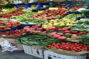 استقرار نسبي لأسعار الخضار والفواكه في سوق المنصورة بعدن اليوم الثلاثاء