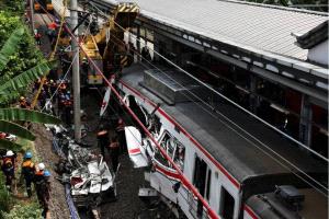 نحو مئة قتيل وجريح في تصادم قطارين بإندونيسيا