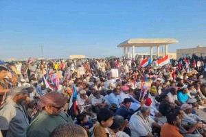 وقفة حاشدة في المسيلة بالمهرة تضامناً مع حضرموت ورفضاً للقمع