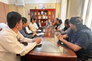 وكيل حضرموت يناقش أوضاع القطاع السياحي والفندقي ويؤكد دعم تحسين بيئة الاستثمار