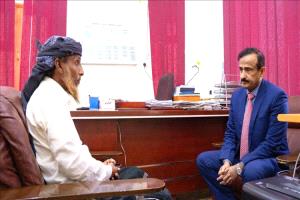 محافظ شبوة يعزي أسرة الشابين الغريقين ويوجه بدعم إنساني عاجل