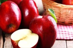 تفاحتان يومياً قد تقللان الكوليسترول الضار وتعززان صحة القلب