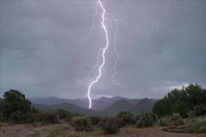 تحذيرات عاجلة: أمطار رعدية وسيول تضرب عدة محافظات