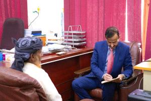 محافظ شبوة يلتقي أسرة شقيقين غرقا في رضوم ويوجه بدعم إنساني وتعزيز إجراءات السلامة البحرية