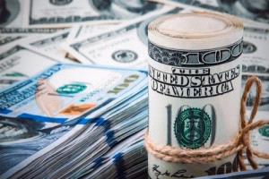 تراجع الدولار عالمياً مع انحسار مخاوف التضخم بعد تهدئة إقليمية