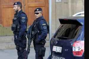 مسلحون احتجزوا رهائن ساعتين داخل مصرف في نابولي قبل أن يلوذوا بالفرار
