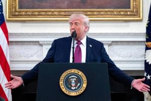 ترمب يأمر باستهداف الزوارق الإيرانية وسط تصعيد في مضيق هرمز