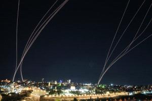 خرق مبكر للهدنة.. صواريخ إيرانية تهز إسرائيل بعد إعلان ترامب