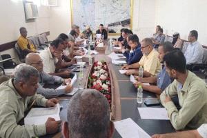 مدير عام المنصورة يناقش تقارير مكتبي المالية والتربية والتعليم