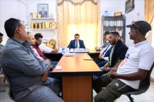 السقطري يبحث إعادة تفعيل العدادات الذكية لتحسين كهرباء سقطرى