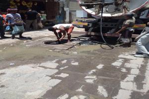 فرق صيانة مياه عدن تعالج اختناقات الصرف الصحي في صيرة ضمن حملة ميدانية