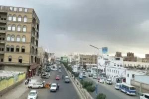 تحذيرات من تصرفات عدوانية لشخص مضطرب تستهدف المارة والمركبات في الحي السياسي