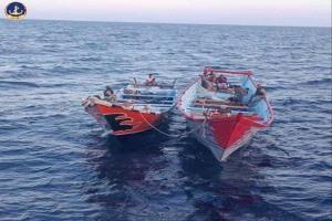 ضربة بحرية موجعة للتهريب.. خفر السواحل يضبط قاربين بلا هوية محملين بالوقود