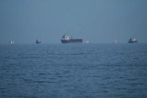 هرمز تحت القيود.. عبور محدود يعكس توتر الممر الحيوي