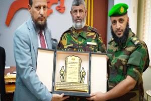 محافظ العاصمة عدن يكرّم القيادة السابقة لوحدة حماية الأراضي تقديراً لجهودها في حفظ التخطيط العمراني