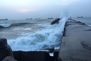 تحذيرات من اضطراب البحر ودعوات لوقف السباحة بعد تسجيل حالات غرق في سواحل عدن