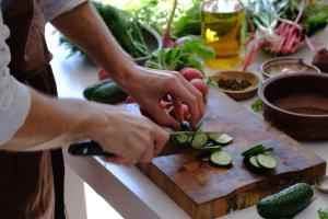 ماذا يأكل مريض القولون العصبي؟ أطعمة يجب الابتعاد عنها وأخرى مفيدة