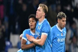 نابولي يهزم ميلان ويواصل مطاردة الصدارة في الدوري الإيطالي