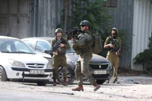 حملة اقتحامات إسرائيلية شمال القدس تسفر عن اعتقال أكثر من 35 فلسطينياً 