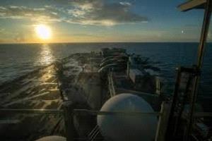 التوتر يتصاعد: الحرس الثوري الإيراني يرد ويجبر سفينة أميركية على التراجع