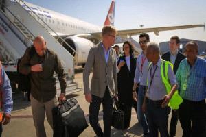 وصول المبعوث الأممي إلى عدن وسط تحذيرات من توسع الصراع