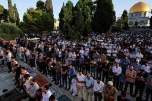 70 ألف مصل يؤدون صلاة الجمعة في المسجد الأقصى
