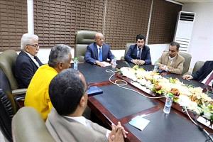 محافظ البنك المركزي بعدن يناقش تطوير الأداء وتعزيز الرقابة المصرفية